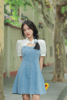 他把手探进我的衣服下摆